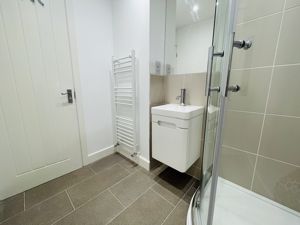 En-suite shower room- click for photo gallery